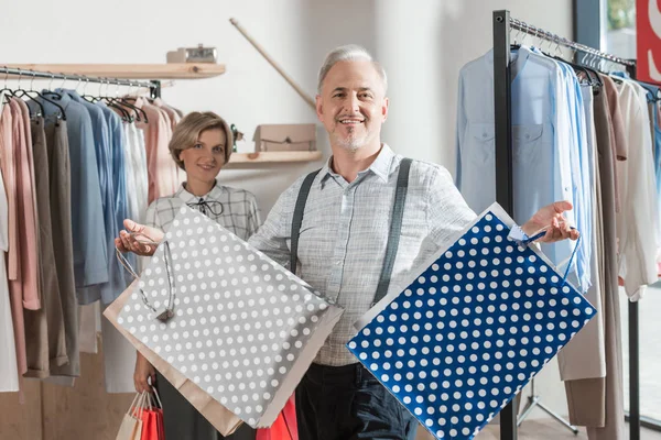 Homem com sacos de compras vazios — Fotografia de Stock