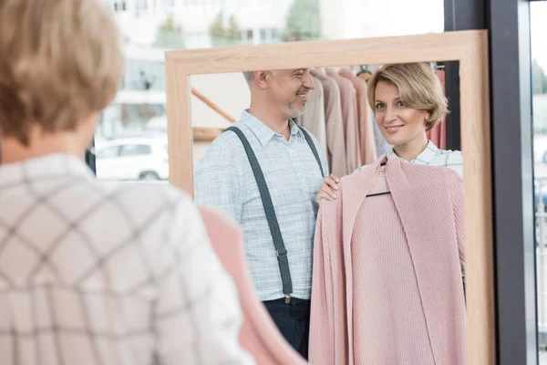 Femme choisissant chemise rose — Photo de stock