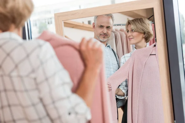 Donna che sceglie camicia rosa — Foto stock