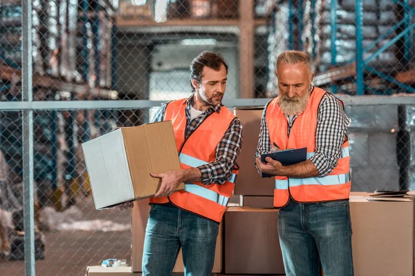 Warehouse workers with clipboard — Stock Photo