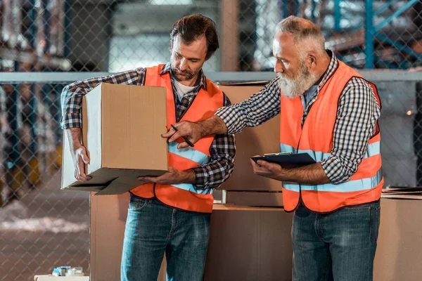 Warehouse workers with clipboard — Stock Photo