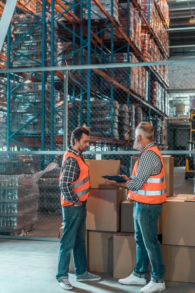 Trabajadores de almacén con portapapeles - foto de stock