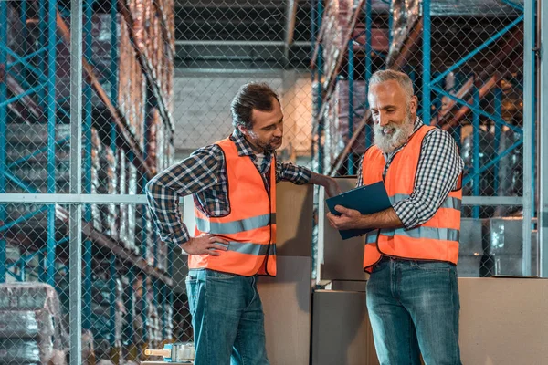 Warehouse workers with clipboard — Stock Photo