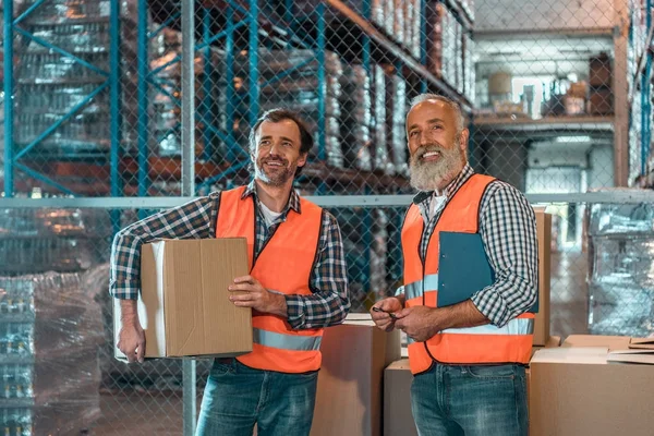 Trabajadores de almacén con portapapeles - foto de stock