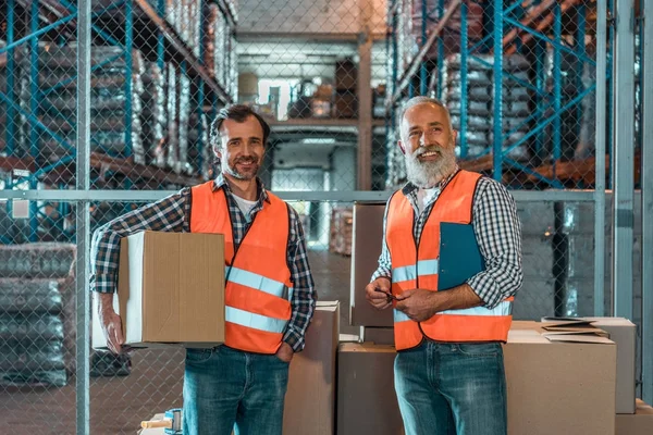 Warehouse workers with clipboard — Stock Photo
