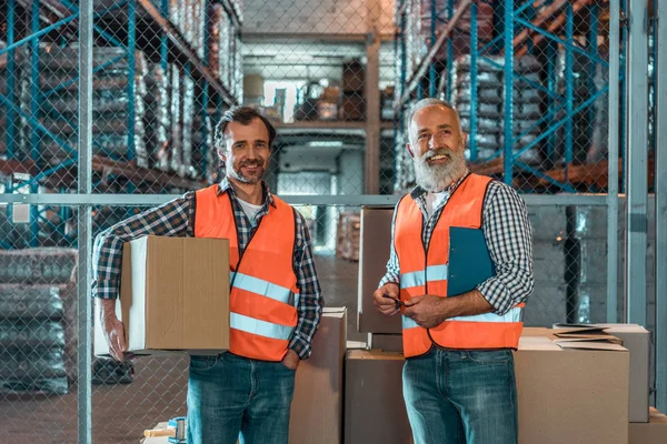 Travailleurs d'entrepôt avec presse-papiers — Photo de stock