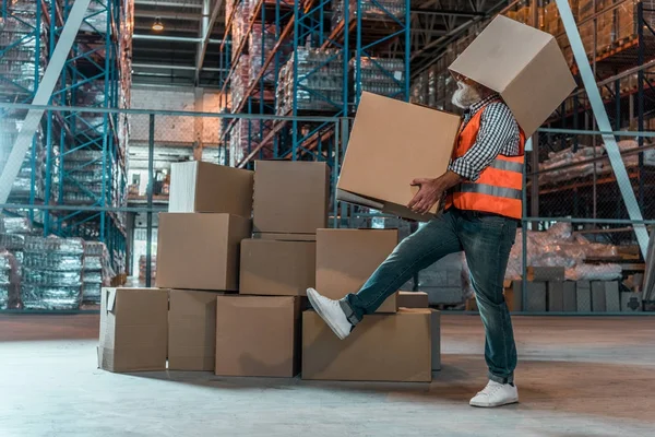 Trabajador de almacén con cajas - foto de stock