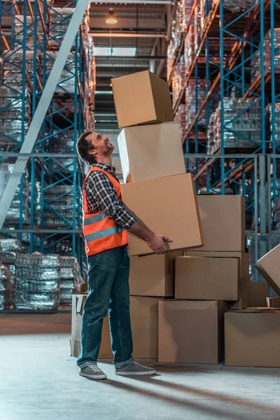 Trabajador de almacén con cajas - foto de stock