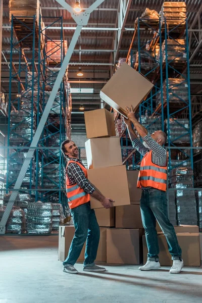 Trabajadores de almacén con cajas - foto de stock