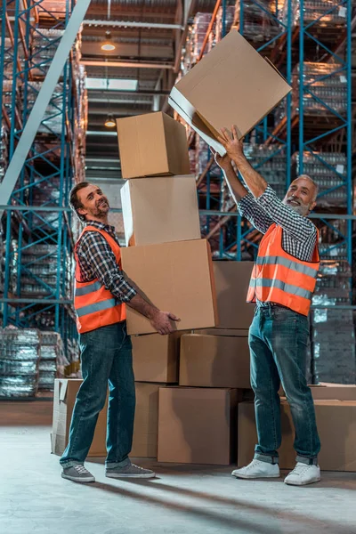 Trabajadores de almacén con cajas - foto de stock