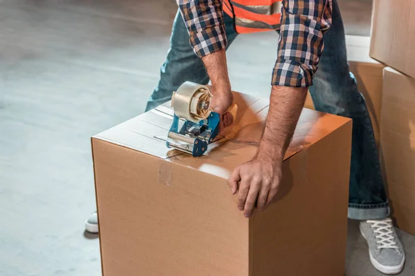 Warehouse worker packing box — Stock Photo