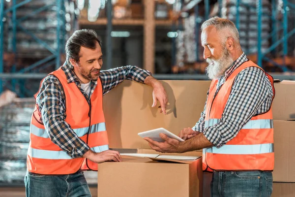 Trabajadores de almacén con tableta digital - foto de stock