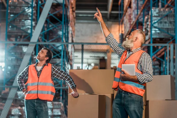Trabajadores de almacén con tableta digital - foto de stock