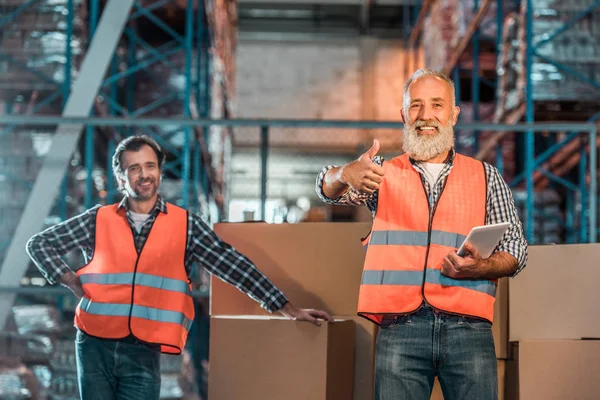 Travailleurs d'entrepôt avec tablette numérique — Photo de stock