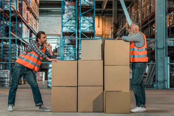 Trabajadores de almacén con cajas - foto de stock