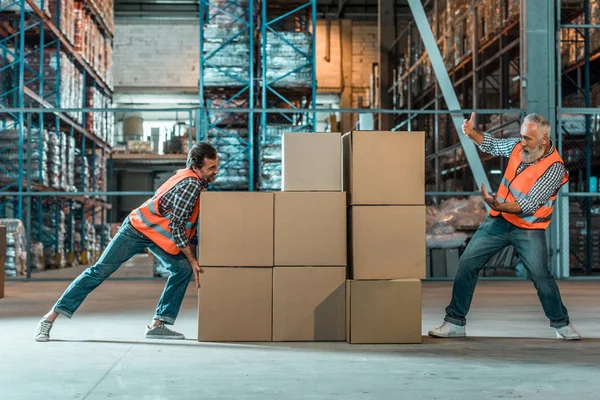 Trabalhadores de armazém caixas móveis — Fotografia de Stock