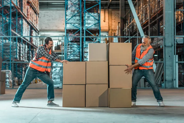 Travailleurs d'entrepôt boîtes de déménagement — Photo de stock