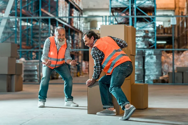 Warehouse workers moving boxes — Stock Photo