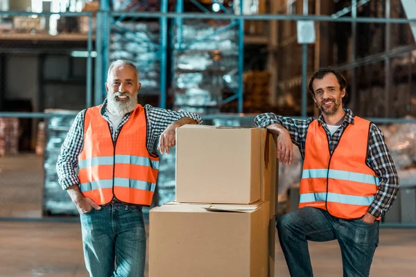 Trabajadores de almacén con cajas - foto de stock