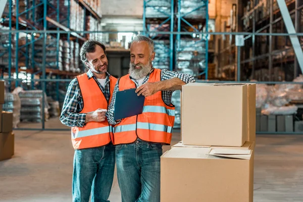 Warehouse workers with clipboard — Stock Photo