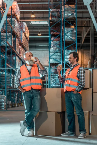 Trabajadores de almacén beber café - foto de stock