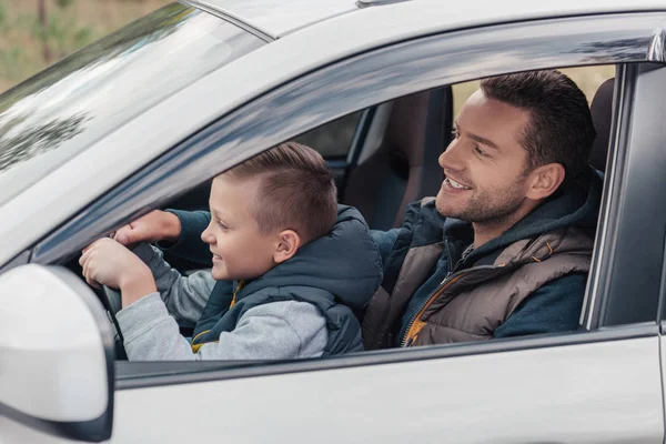 Отец и сын в машине — стоковое фото