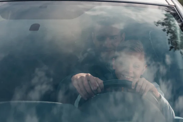 Padre e hijo en coche - foto de stock