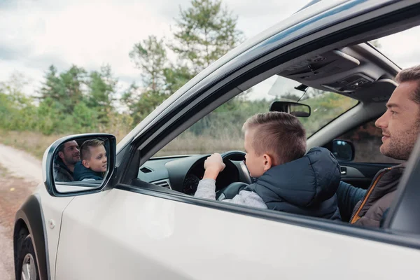 Pai e filho de carro — Fotografia de Stock