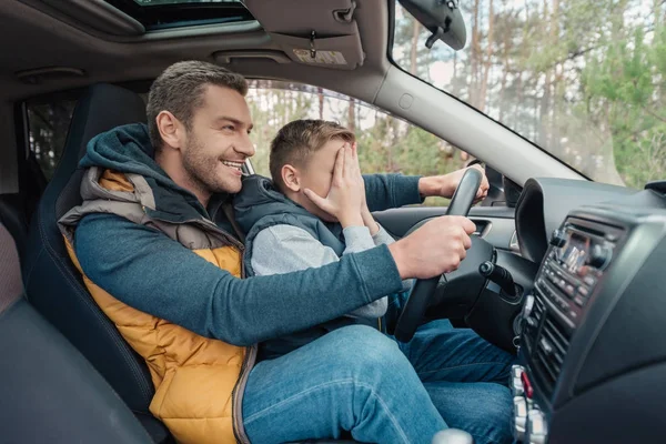 Pai e filho de carro — Fotografia de Stock