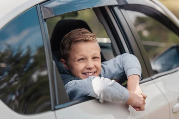 Menino no carro — Fotografia de Stock