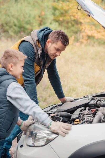 Father and son repairing car — Stock Photo