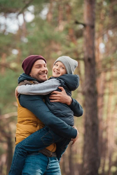 Padre e figlio che si abbracciano nella foresta — Foto stock