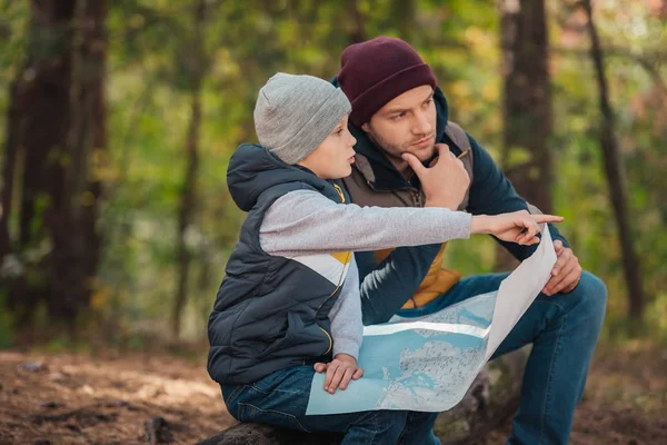 Père et fils avec carte en forêt — Photo de stock