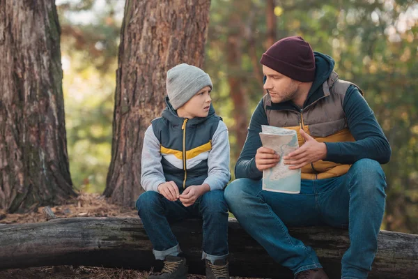 Father and son with map in forest — Stock Photo