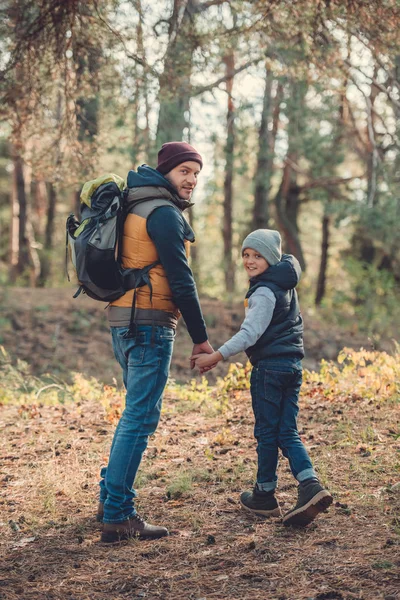 Padre e figlio escursionismo insieme — Foto stock