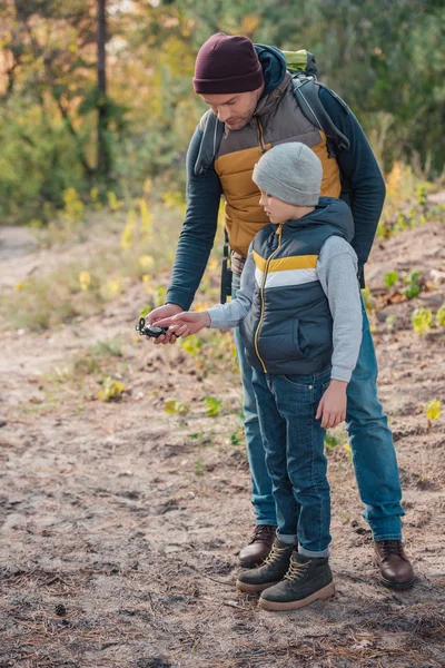 Pai e filho com bússola — Fotografia de Stock