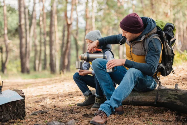 Vater und Sohn trinken Tee im Wald — Stockfoto