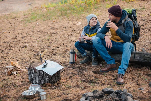 Padre e figlio che bevono tè nella foresta — Foto stock