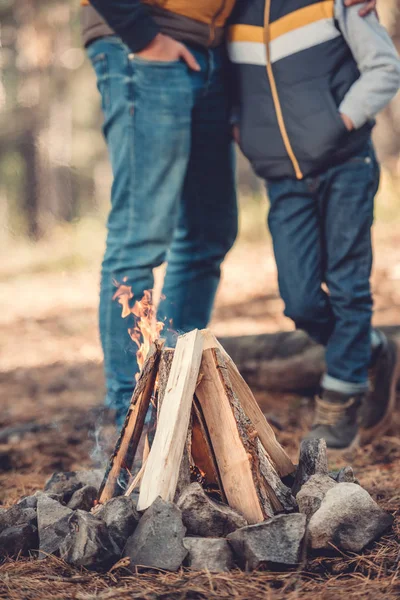 Vater und Sohn am Lagerfeuer — Stockfoto