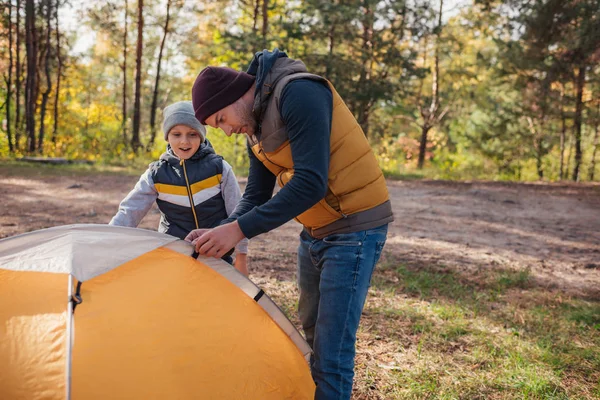 Pai e filho a montar tenda — Fotografia de Stock