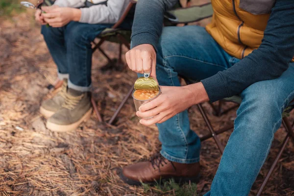 Padre e figlio che mangiano nella foresta — Foto stock