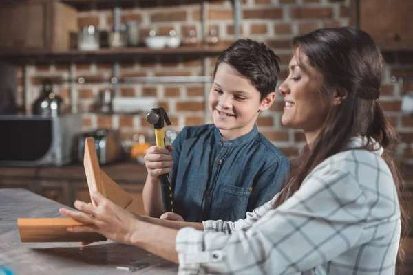 Familie bastelt gemeinsam — Stockfoto