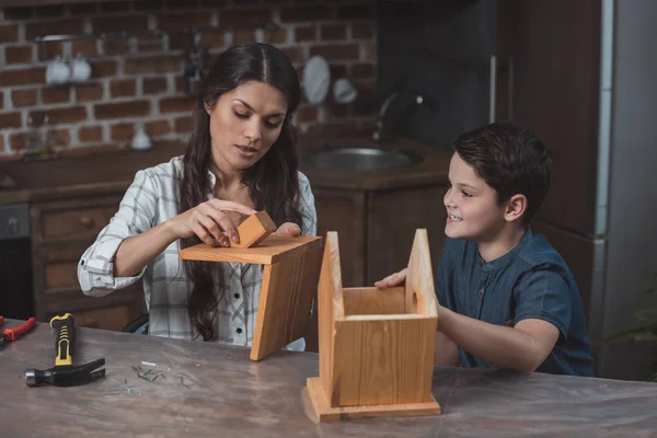 Mãe e filho workign em birdhouse — Fotografia de Stock