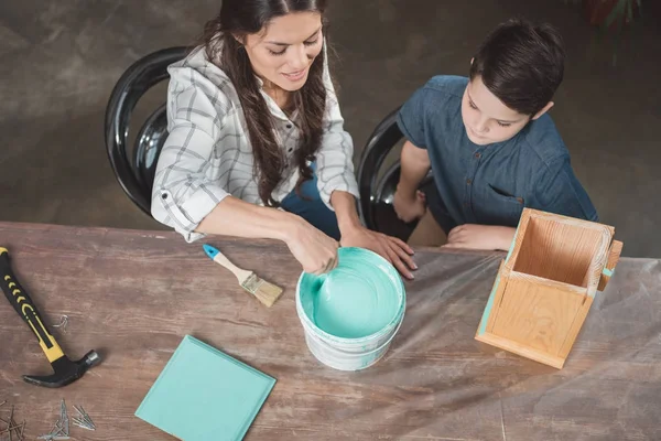 Madre e hijo pintando pajarera - foto de stock