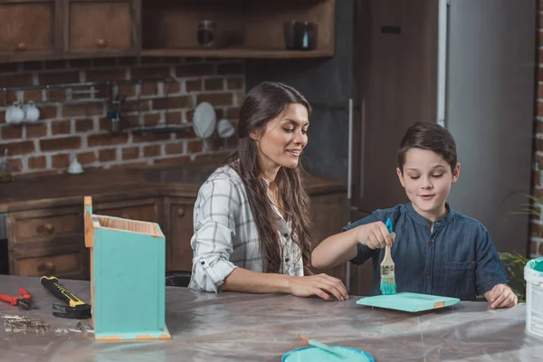 Mãe e filho pintando birdhouse — Fotografia de Stock