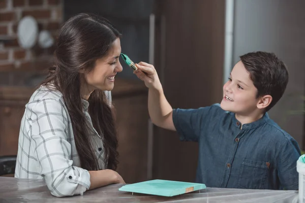 Familie bemalt hölzernes Schulprojekt — Stockfoto