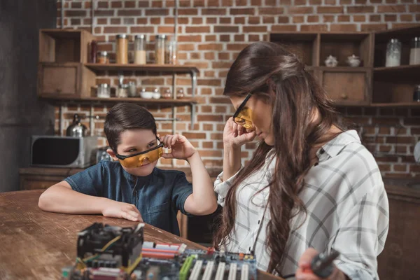 Madre e figlio guardando oltre gli occhiali — Foto stock