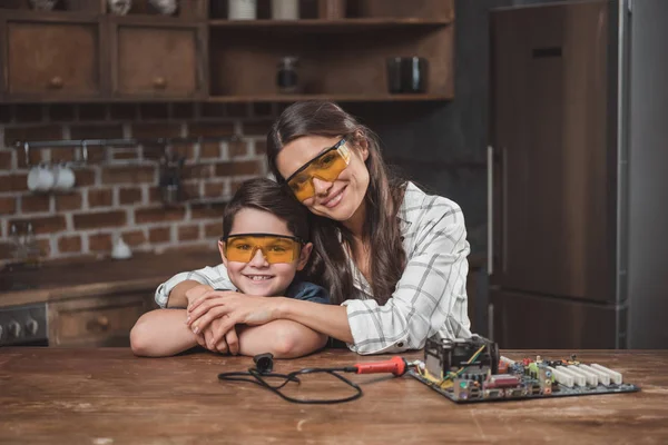 Madre e hijo abrazando - foto de stock