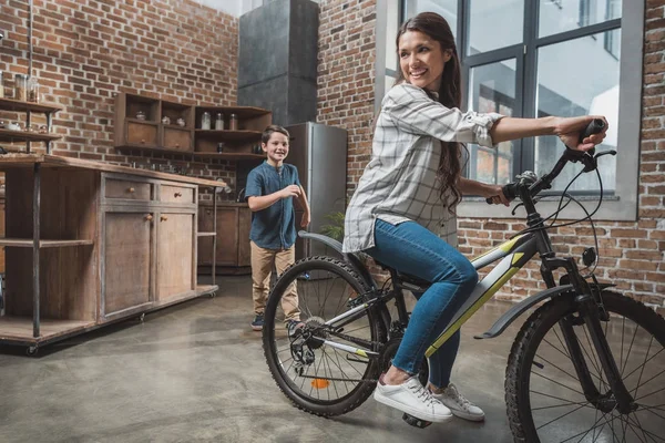 Donna in bicicletta a casa — Foto stock