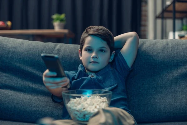 Kleiner Junge vor dem Fernseher — Stockfoto